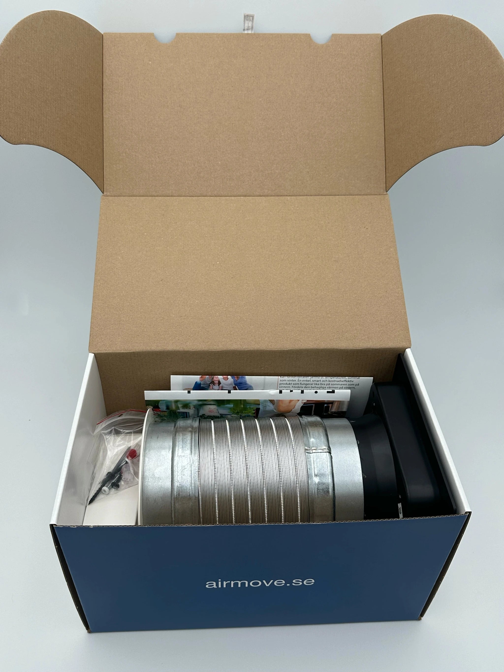 Har du problem med ojämn temperatur mellan våningarna i ditt hem? Airmove 2.0 är lösningen du behöver. Denna innovativa produkt cirkulerar effektivt luften mellan våningsplanen, vilket ger en jämnare fördelning av värme och kyla. Säg adjö till kalla golv och varma tak och upplev komforten av en balanserad inomhustemperatur året runt.
Airmove 2.0 erbjuder en enkel, effektiv och energisnål lösning för att förbättra luftcirkulationen och skapa ett jämnare inomhusklimat i ditt hem.