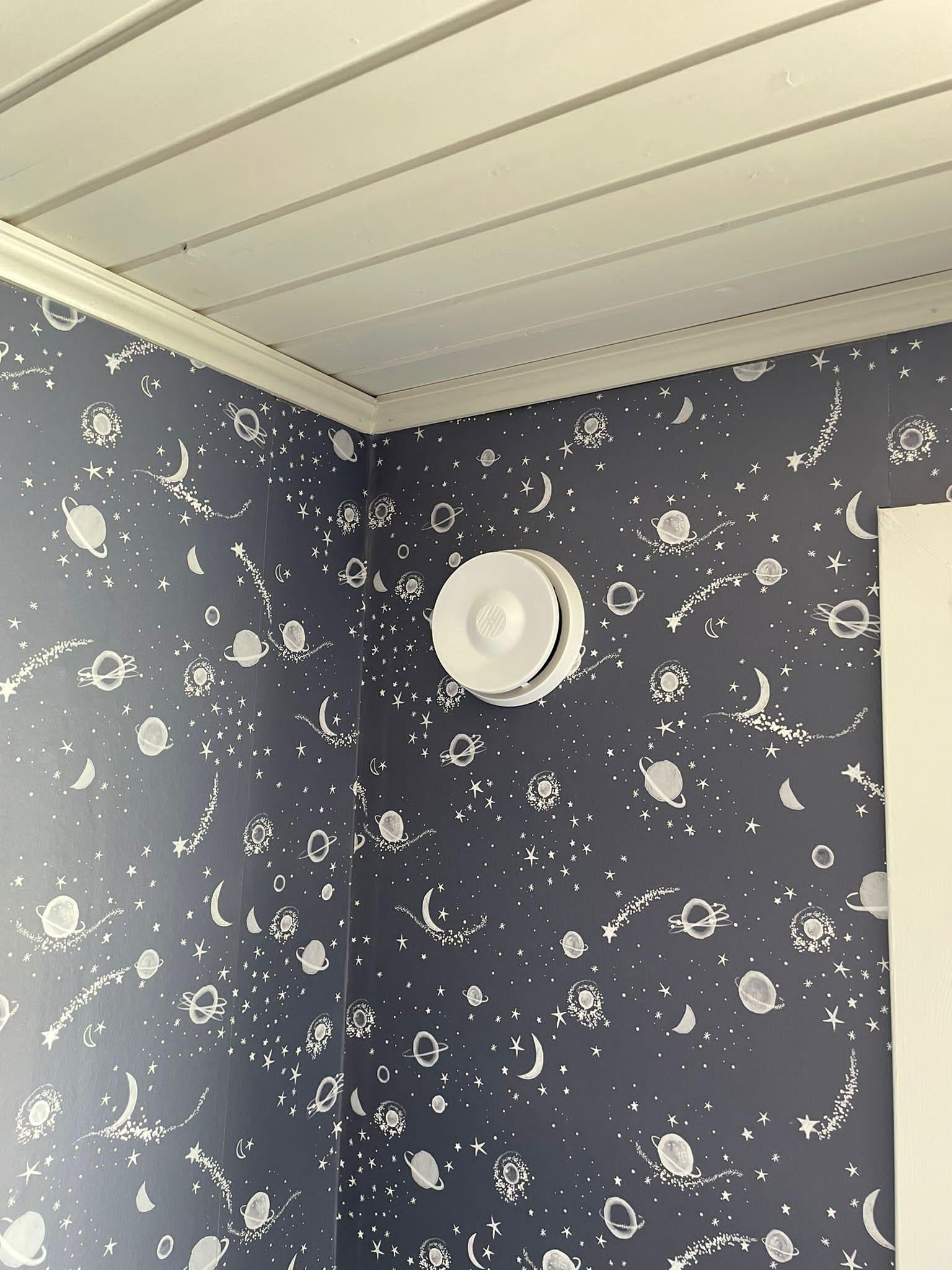 Har du problem med dålig ventilation som påverkar inomhusklimatet? Airmove 3.0 är lösningen som hjälper till att förbättra luftkvaliteten i ditt hem. Dålig ventilation kan leda till hälsoproblem som astma och allergier samt orsaka fukt och mögel.
Genom att installera Airmove 3.0 säkerställer du att frisk luft tillförs.
Boverkets rekomendation är att alla rum utom kök och badrum bör ha tilluft, vilket minskar risken för dessa problem och skapar en hälsosammare