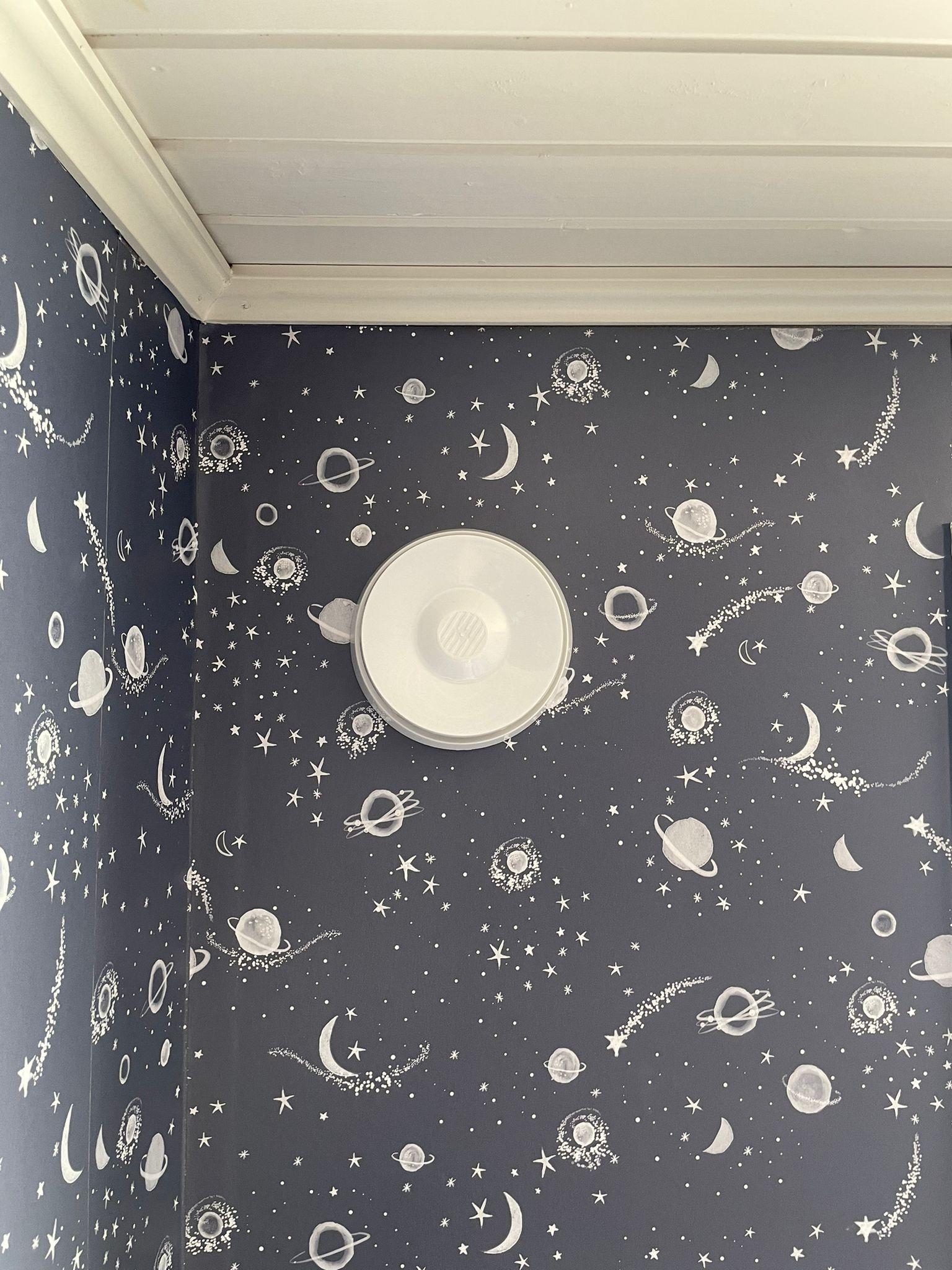 Har du problem med dålig ventilation som påverkar inomhusklimatet? Airmove 3.0 är lösningen som hjälper till att förbättra luftkvaliteten i ditt hem. Dålig ventilation kan leda till hälsoproblem som astma och allergier samt orsaka fukt och mögel.
Genom att installera Airmove 3.0 säkerställer du att frisk luft tillförs.
Boverkets rekomendation är att alla rum utom kök och badrum bör ha tilluft, vilket minskar risken för dessa problem och skapar en hälsosammare